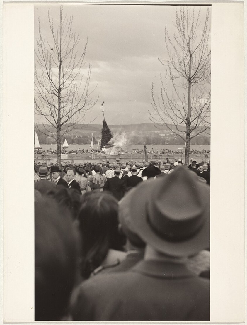 Crowd on waterfront--40 Fotos