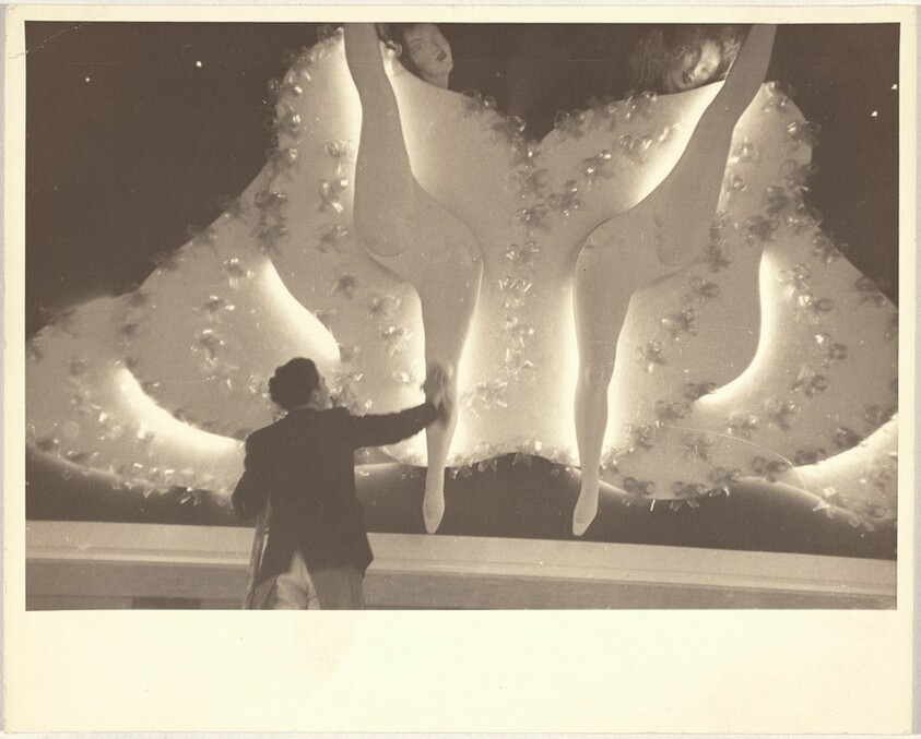 Cancan dancers sign, Paris