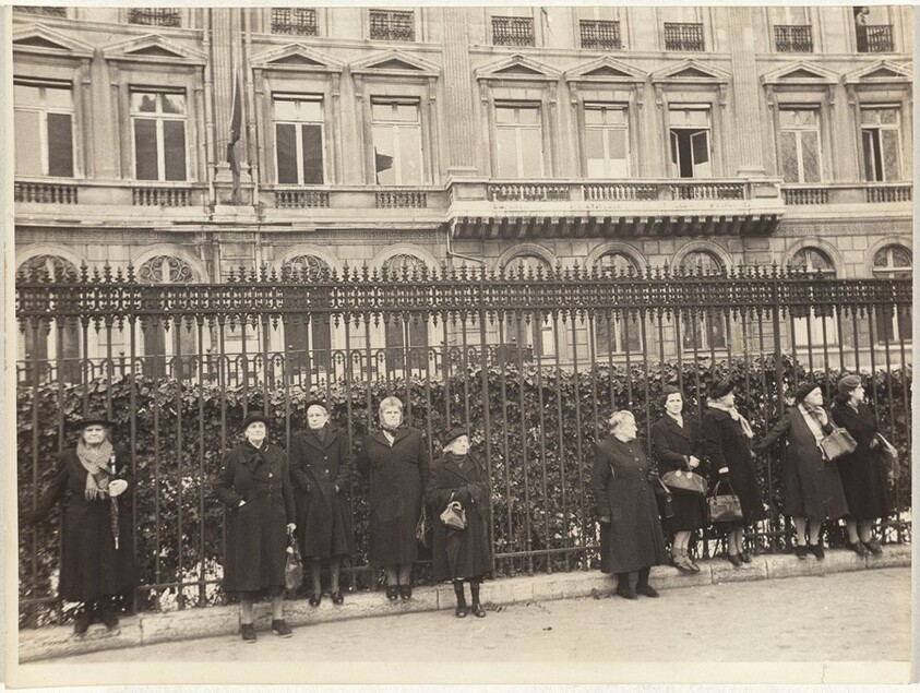 Women before gate, Paris