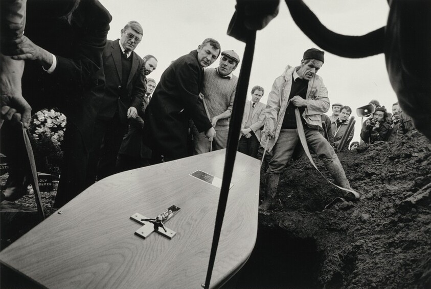 NORTHERN IRELAND. West Belfast. Mourners and press at the funeral of three Republican servicemen killed in Gibraltar.