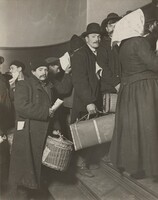 Climbing into America, Lewis Hine, 1905, printed 1930s