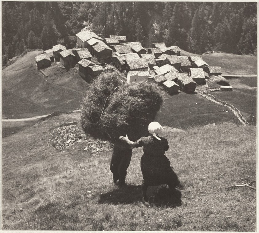 Farm couple carrying hay bale--40 Fotos