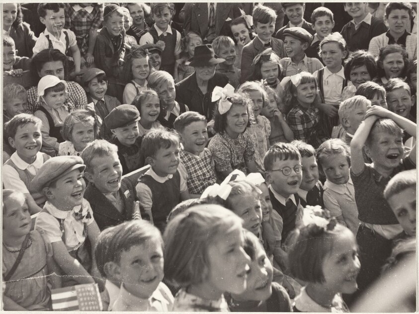 Crowd of children--40 Fotos