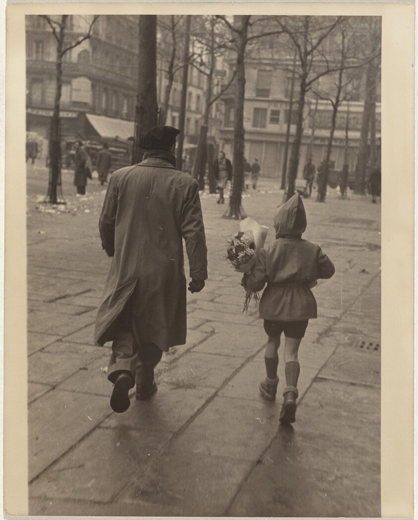 Man with child holding flowers, Paris