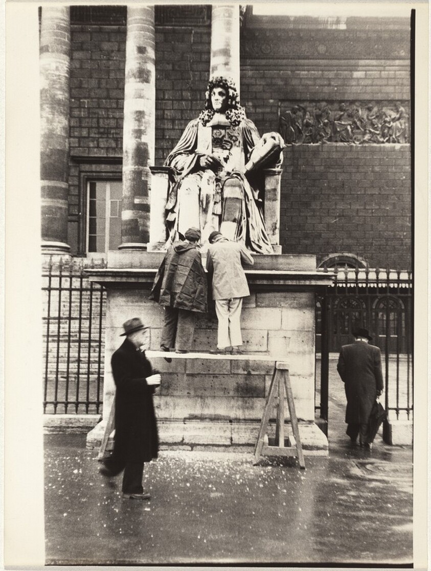 Monument being restored, Paris
