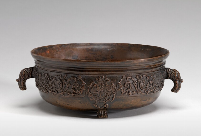Bowl with a Shield of Arms and Vine Scrolls