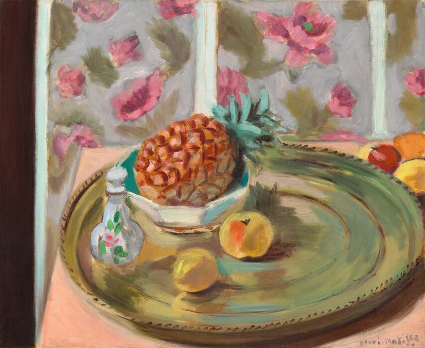 A whole pineapple in a dish, a small white bottle with a stopper, and two pieces of yellow fruit sit on a round, gold-toned tray in this loosely painted, horizontal still life. We look slightly down onto the tray, which fills more than the bottom half of the painting. The objects on the tray are clustered on its left half. At the back, the pineapple sits in an octagonal white bowl with a turquoise interior so the pineapple’s leaves angle away from us. The hand-sized, white bottle is painted on its round belly with pink flowers and green leaves. One piece of yellow fruit is streaked with red. Orange, yellow, and red pieces of fruit sit behind the tray to our right. The peach-colored table is near a wall painted loosely with vivid pink flowers and muted green leaves against a slate-gray background. The artist signed the lower right corner, “Henri-Matisse.”
