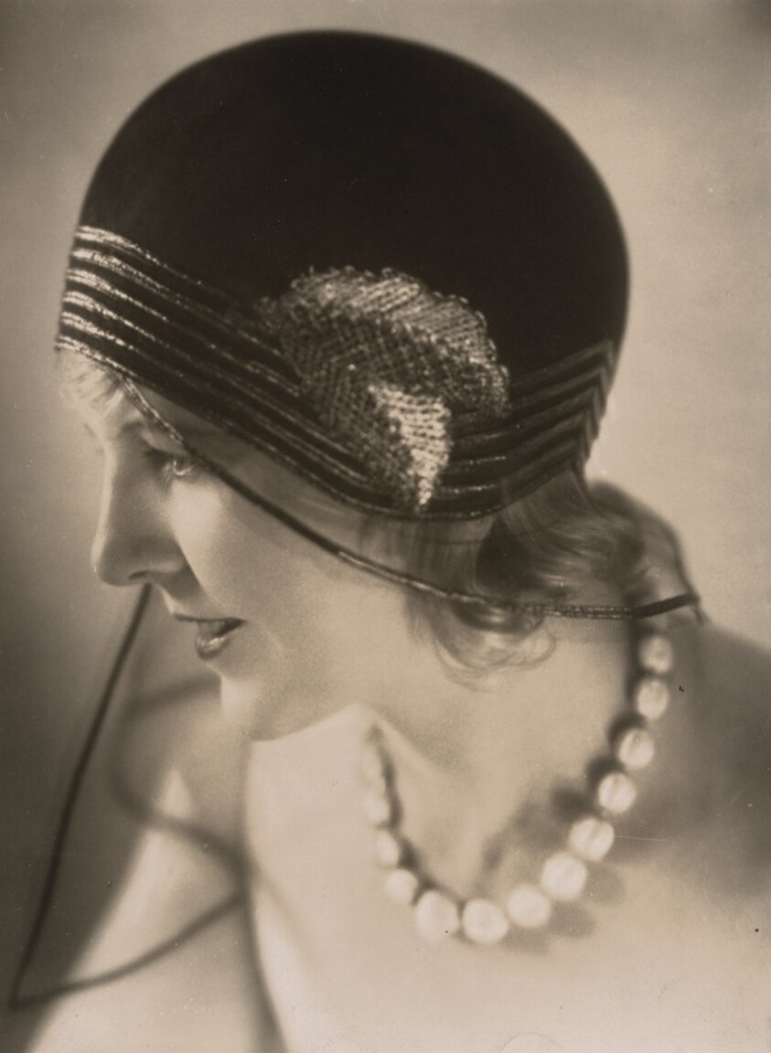 Elegante Kappe für den Abend zum Frühjahr (Elegant Evening Hat for Springtime, Berlin)