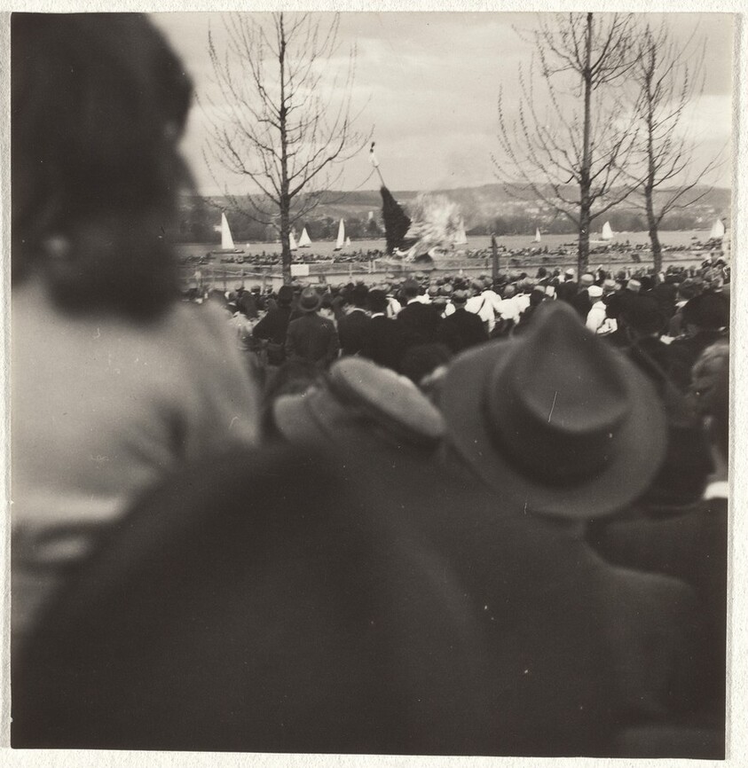 Crowd before waterfront