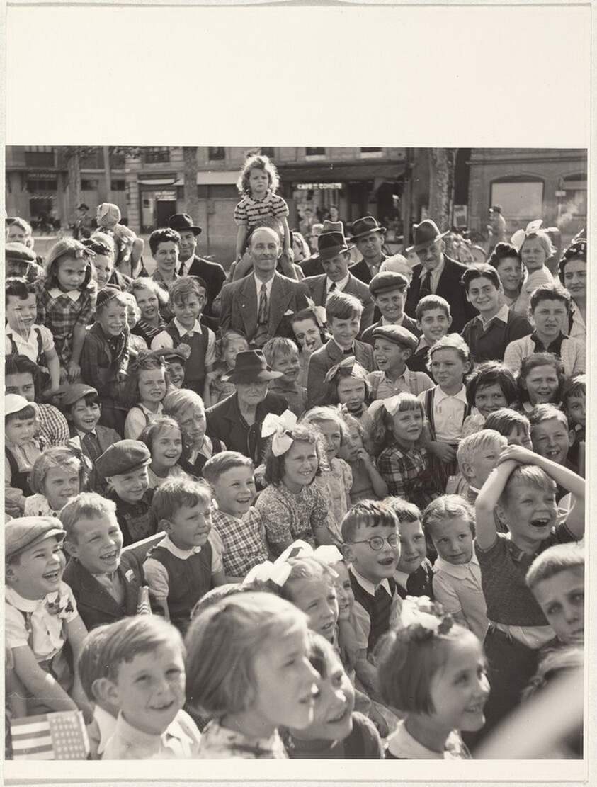 Crowd of children--40 Fotos