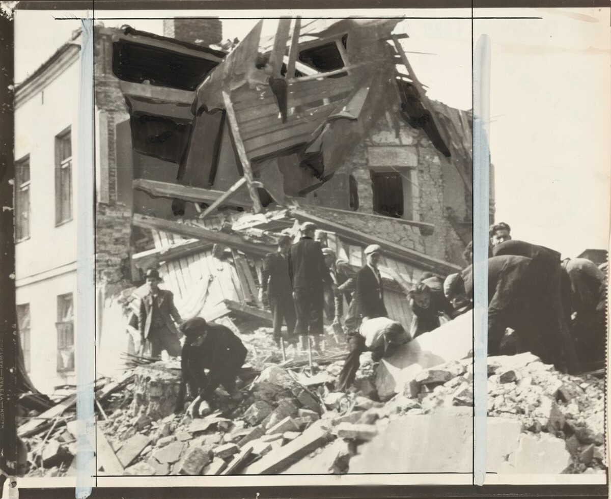 Title from caption on object: “First Warsaw Siege Picture to Reach U.S.”