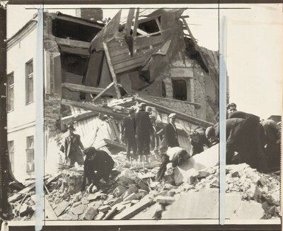 Title from caption on object: “First Warsaw Siege Picture to Reach U.S.”