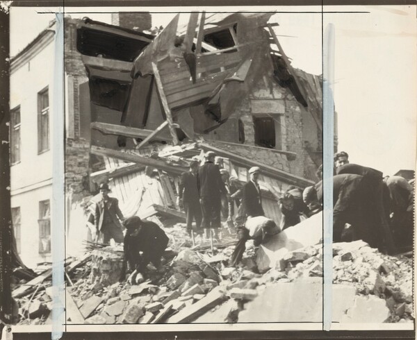 Title from caption on object: “First Warsaw Siege Picture to Reach U.S.”