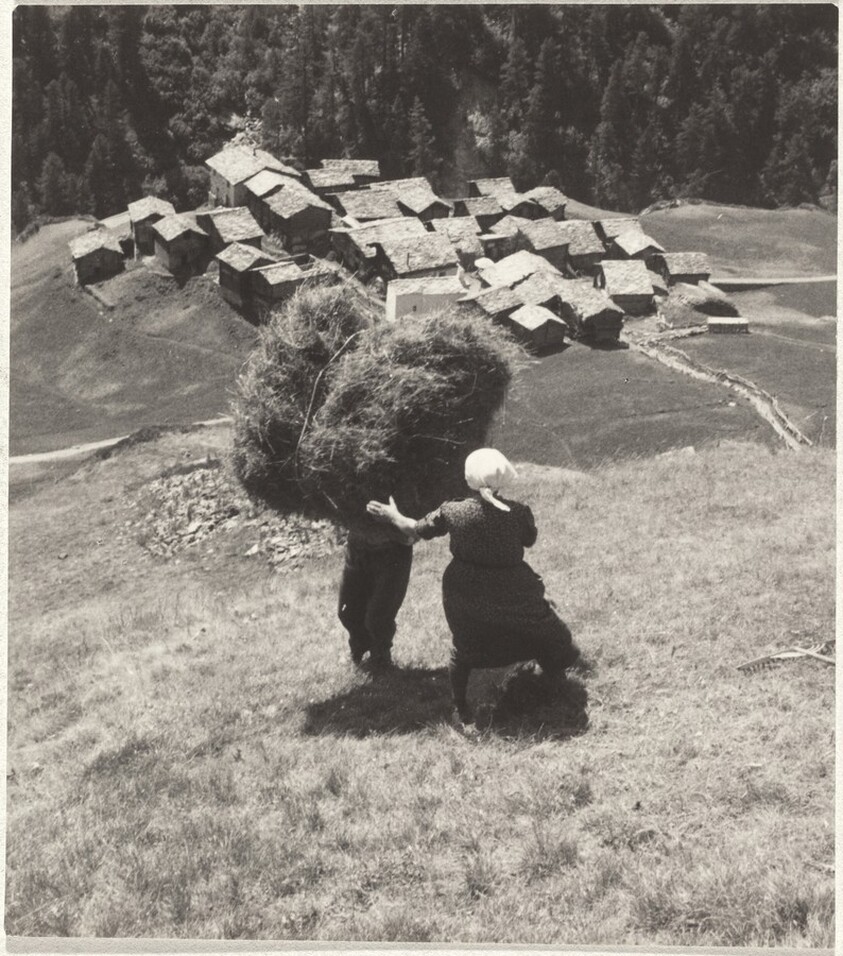 Farm couple carrying hay bale--40 Fotos