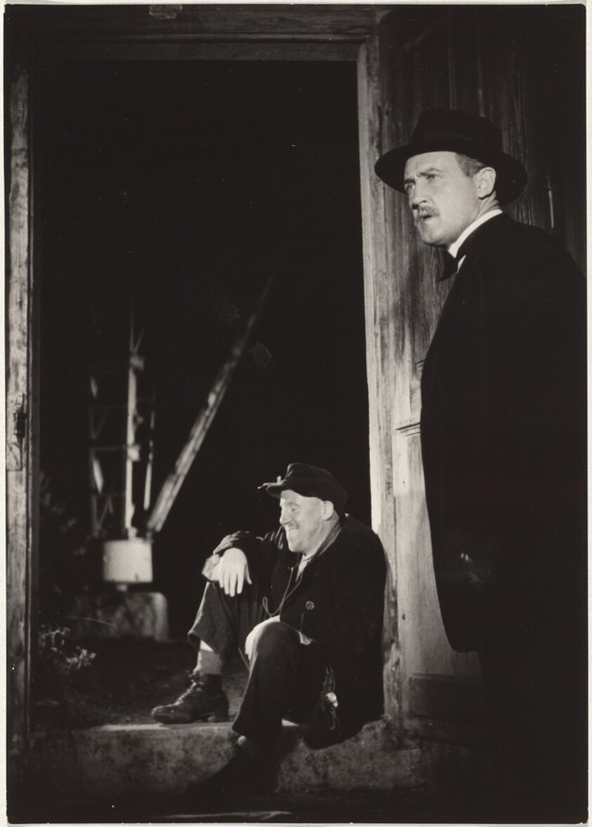 Actors in doorway--Filming "Steibruch"