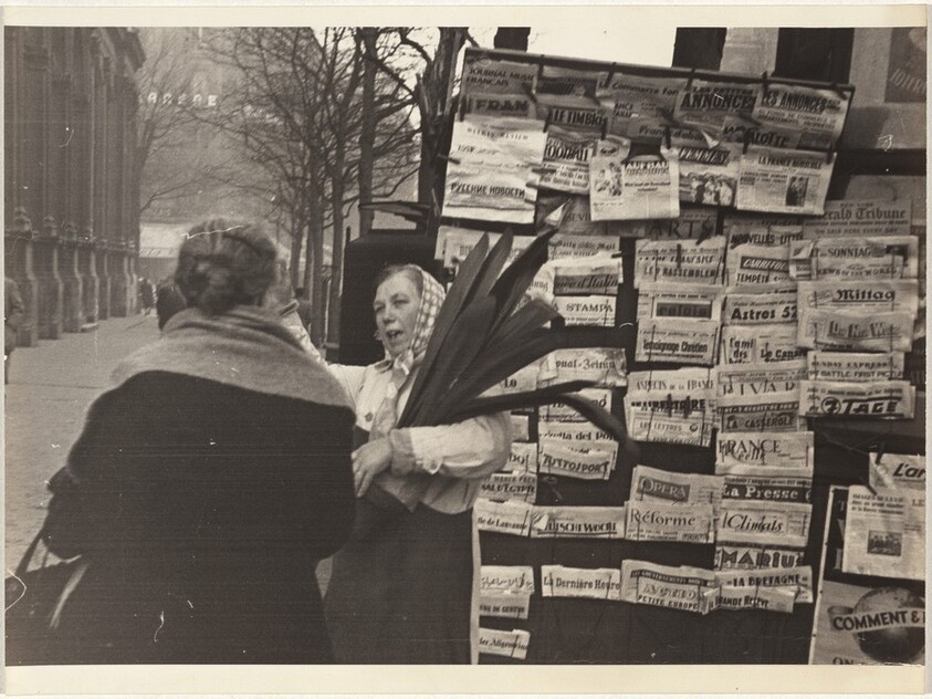 Newspaper stand, Paris