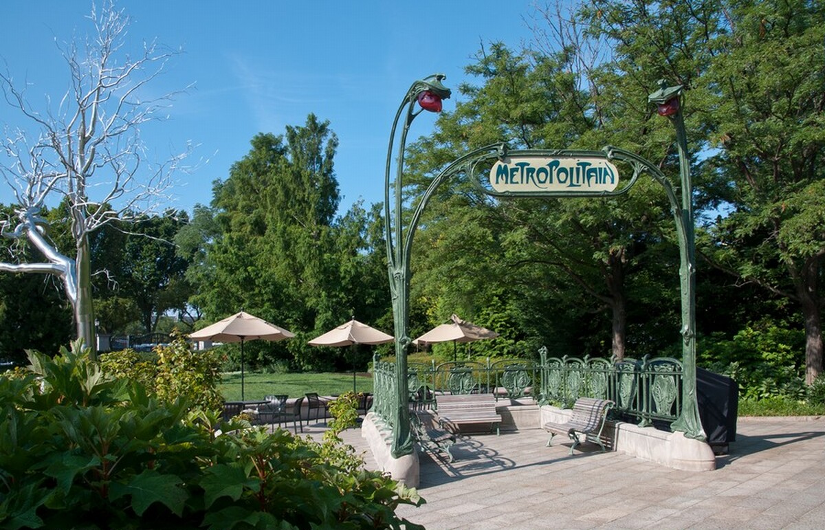An Entrance to the Paris Métropolitain