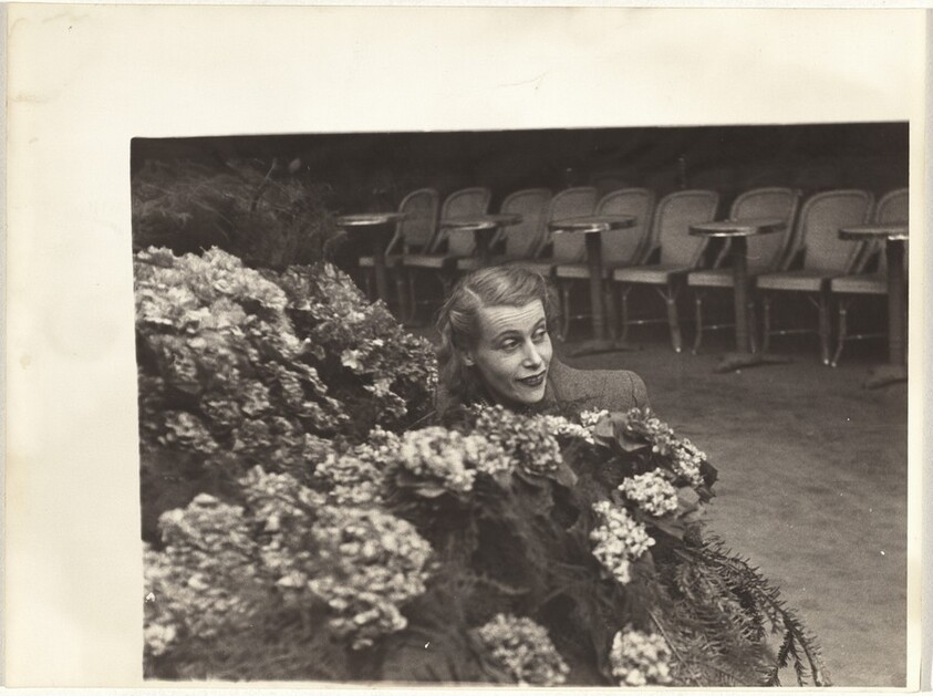 Woman with flowers, Paris