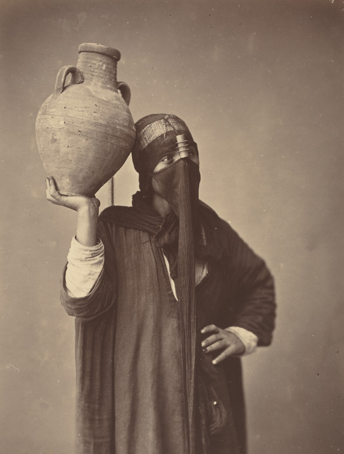Porteuse d'eau au Caire [Water Carrier in Cairo]