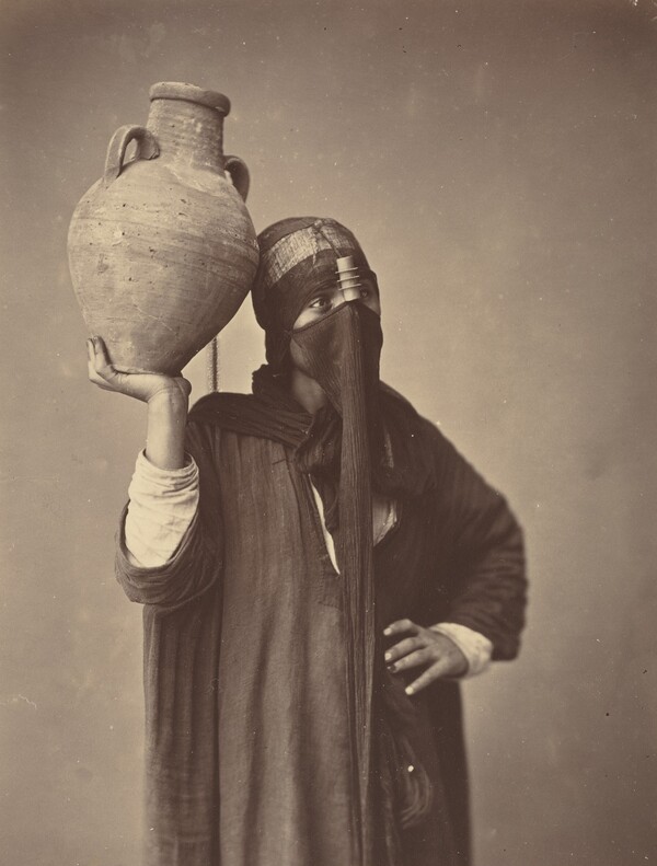 Porteuse d'eau au Caire [Water Carrier in Cairo]