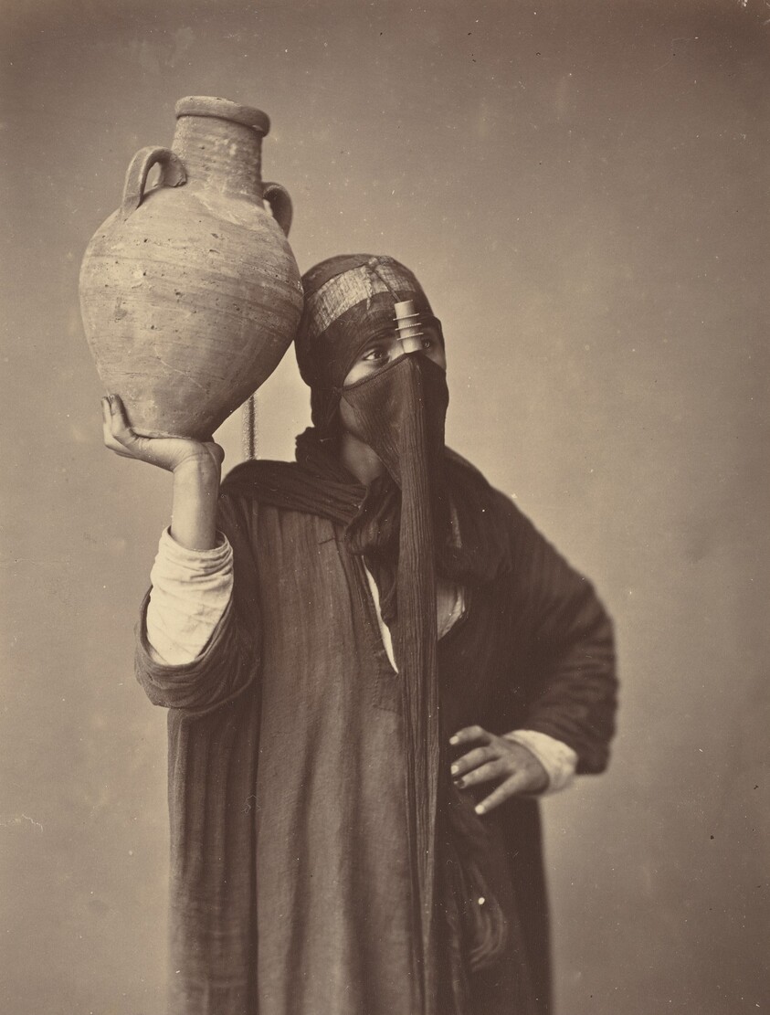 Porteuse d'eau au Caire [Water Carrier in Cairo]