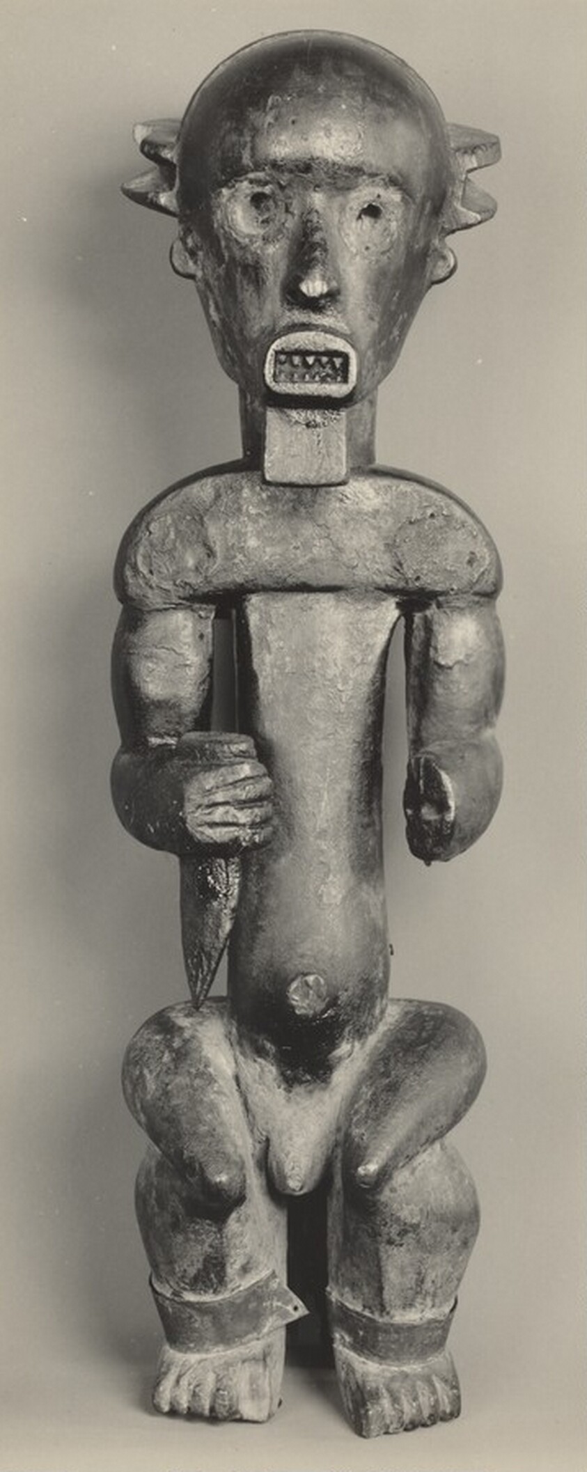 Figure Holding a Knife, Pahouin