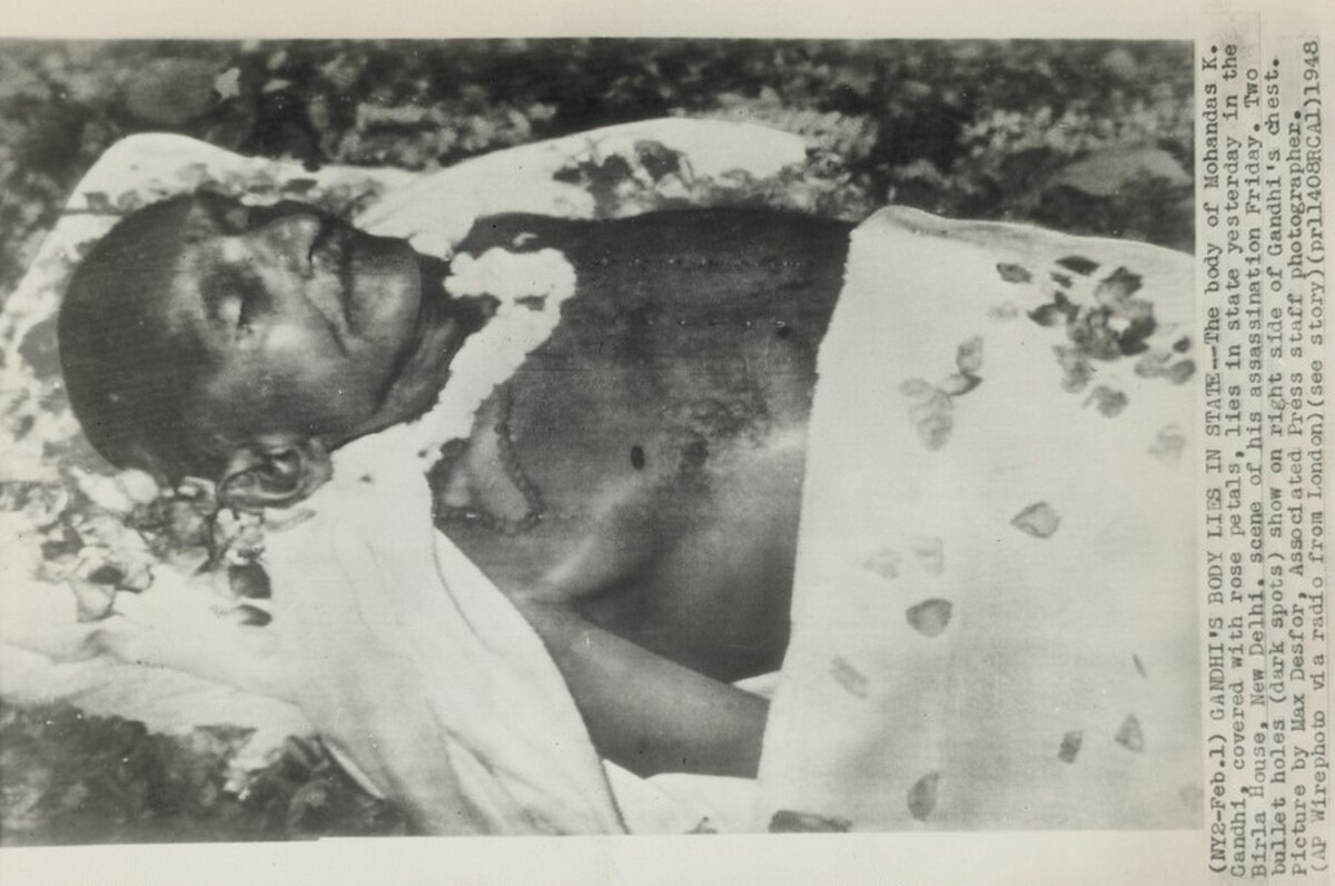 Title from caption on object: “Gandhi’s Body Lies in State”
