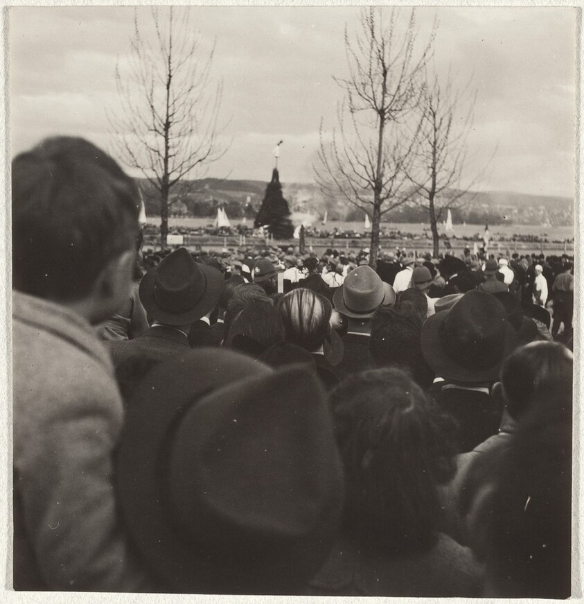 Crowd before waterfront