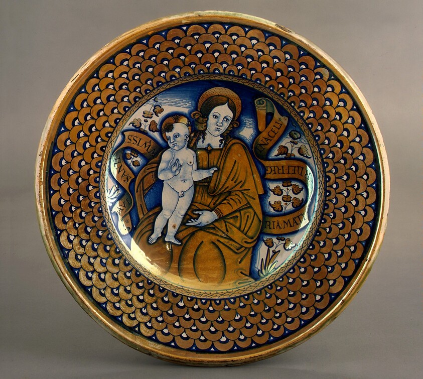 Large dish with scale border; in the center, the Madonna and Child