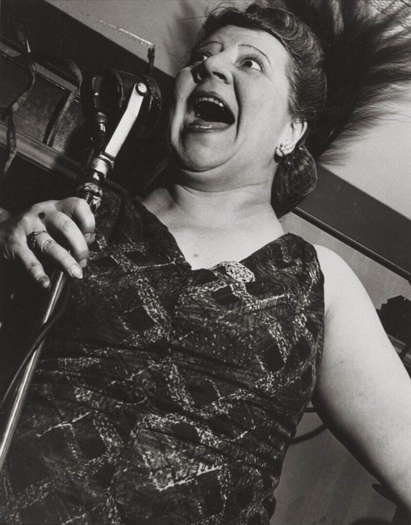 Singer, Café Metropole