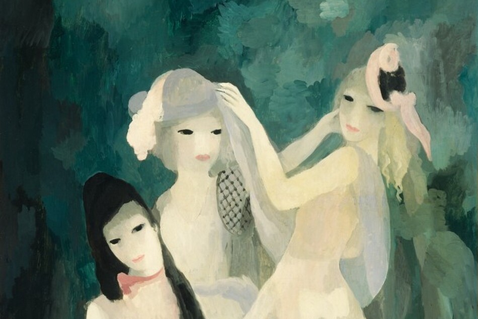 This painting depicts three women gathered closely together. The woman on the left appears to kneel on the ground, her face pointed towards us. She has long black hair that is partially tied up, and she wears a pale pink dress. A small white dog sits by her knees, next to another animal that may be a small white bird. Behind her and to the right is a woman who may be sitting or standing, with short gray hair, a pale blue hat with a pink plume, and a white dress with a pale blue sash and mesh sleeves. She is reaching toward the face of the woman on the right, who stands with her body turned and her hand on the central woman's blue hat. This woman on the right has wavy yellow hair and wears a pale yellow dress and a pale pink hat with a black bow and a pink ribbon. The women all have pale white skin with minimalist facial features consisting of simple black eyes and small, rose-colored lips. The background is made of overlapping patches of different shades of cool-toned green, some of which are shaped like leafy branches.