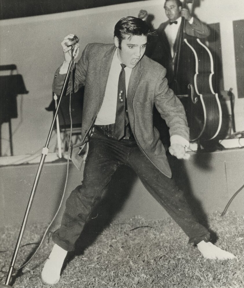 Title from caption on object: “26,000 See Elvis Presley Perform”