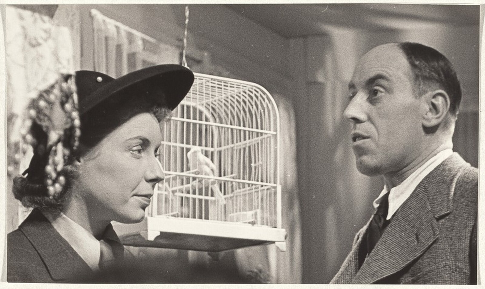 Actors before birdcage--Filming, Robert Frank, 1941-1942