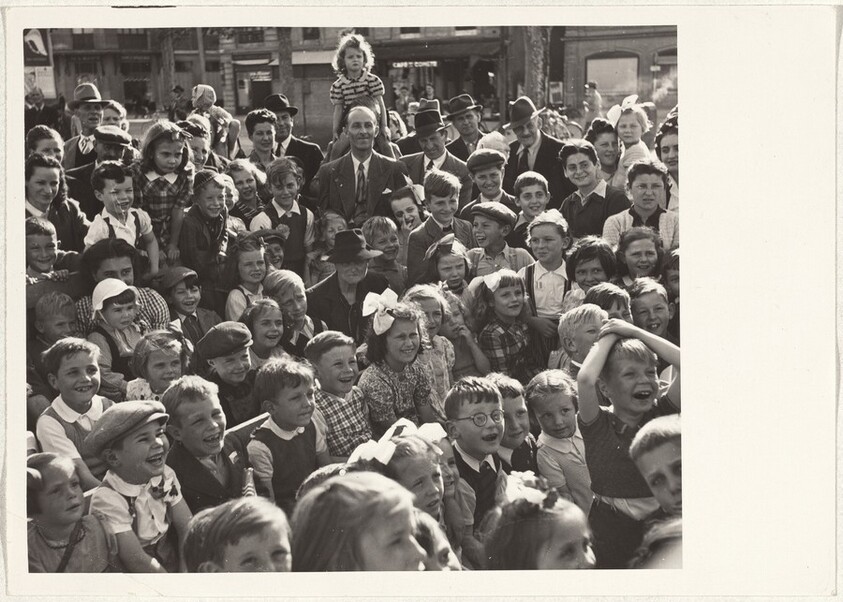 Crowd of children--40 Fotos