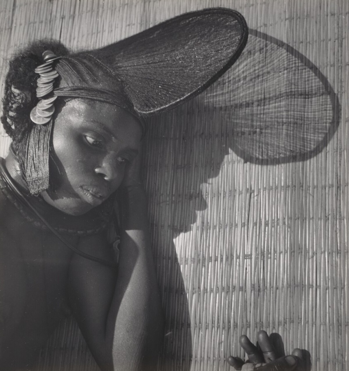 Femme avec coiffure ouvragée en forme d’éventail, Fouta-Djalon, Guinée (Woman with Fan-Shaped Hairstyle, Fouta Djallon, Guinea)