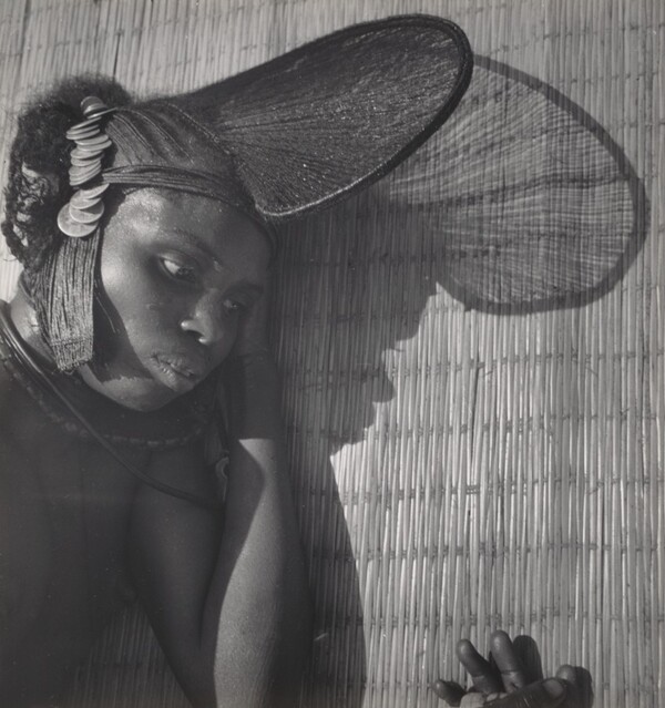 Femme avec coiffure ouvragée en forme d’éventail, Fouta-Djalon, Guinée (Woman with Fan-Shaped Hairstyle, Fouta Djallon, Guinea)