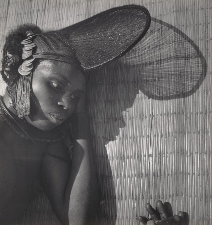 Femme avec coiffure ouvragée en forme d’éventail, Fouta-Djalon, Guinée (Woman with Fan-Shaped Hairstyle, Fouta Djallon, Guinea)