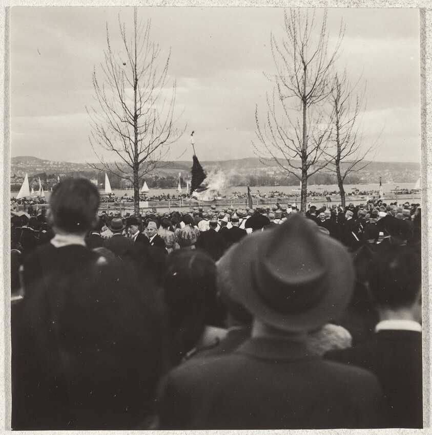 Crowd before waterfront