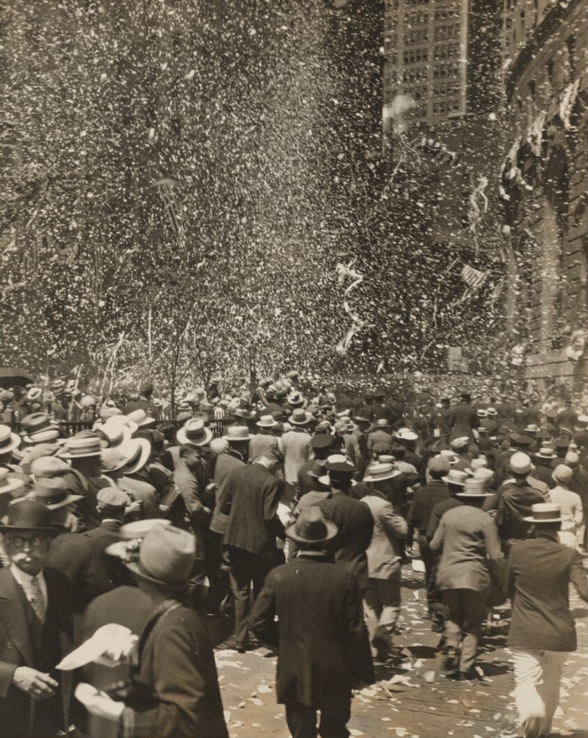 Title from caption on object: “Lindbergh Arrives in Army Plane as 7,500,000 Throng Roars Welcome"