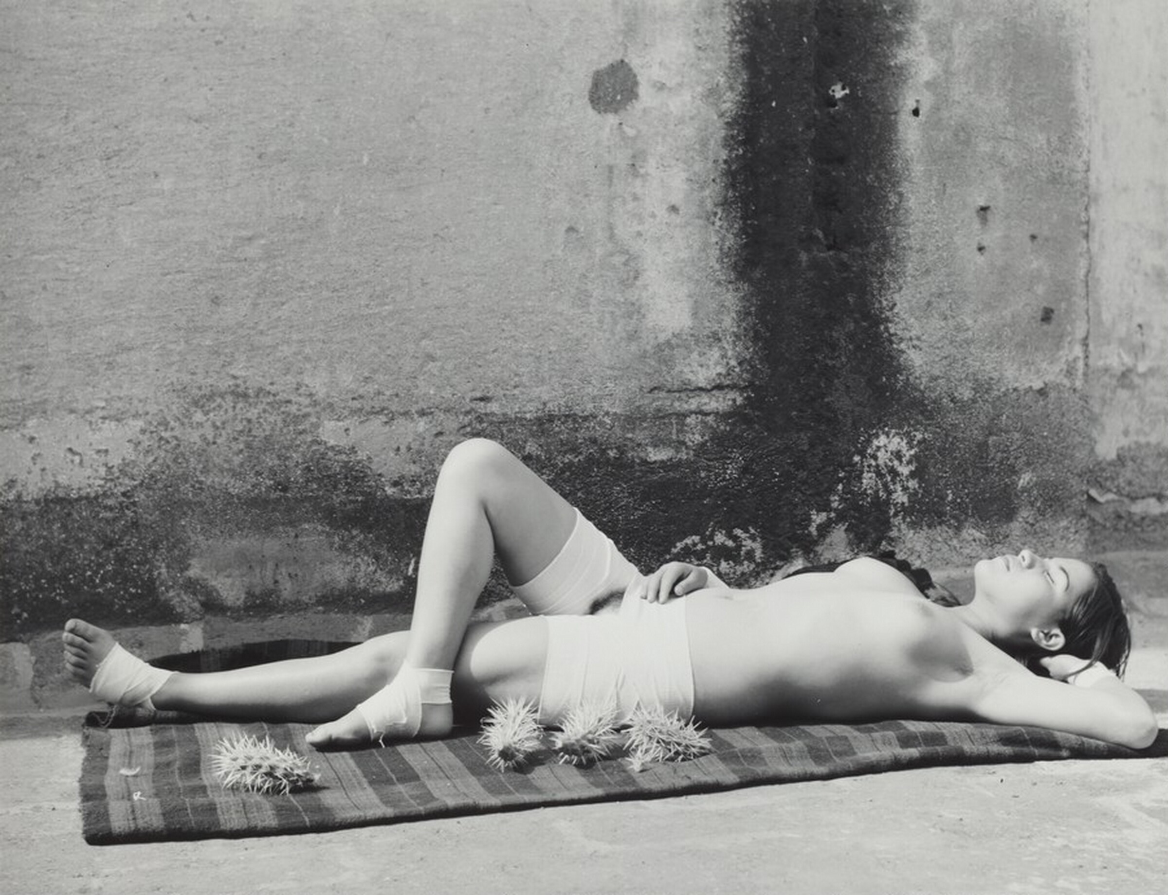 La buena fama durmiendo (The good reputation sleeping), Manuel Álvarez Bravo, 1939, printed 1974