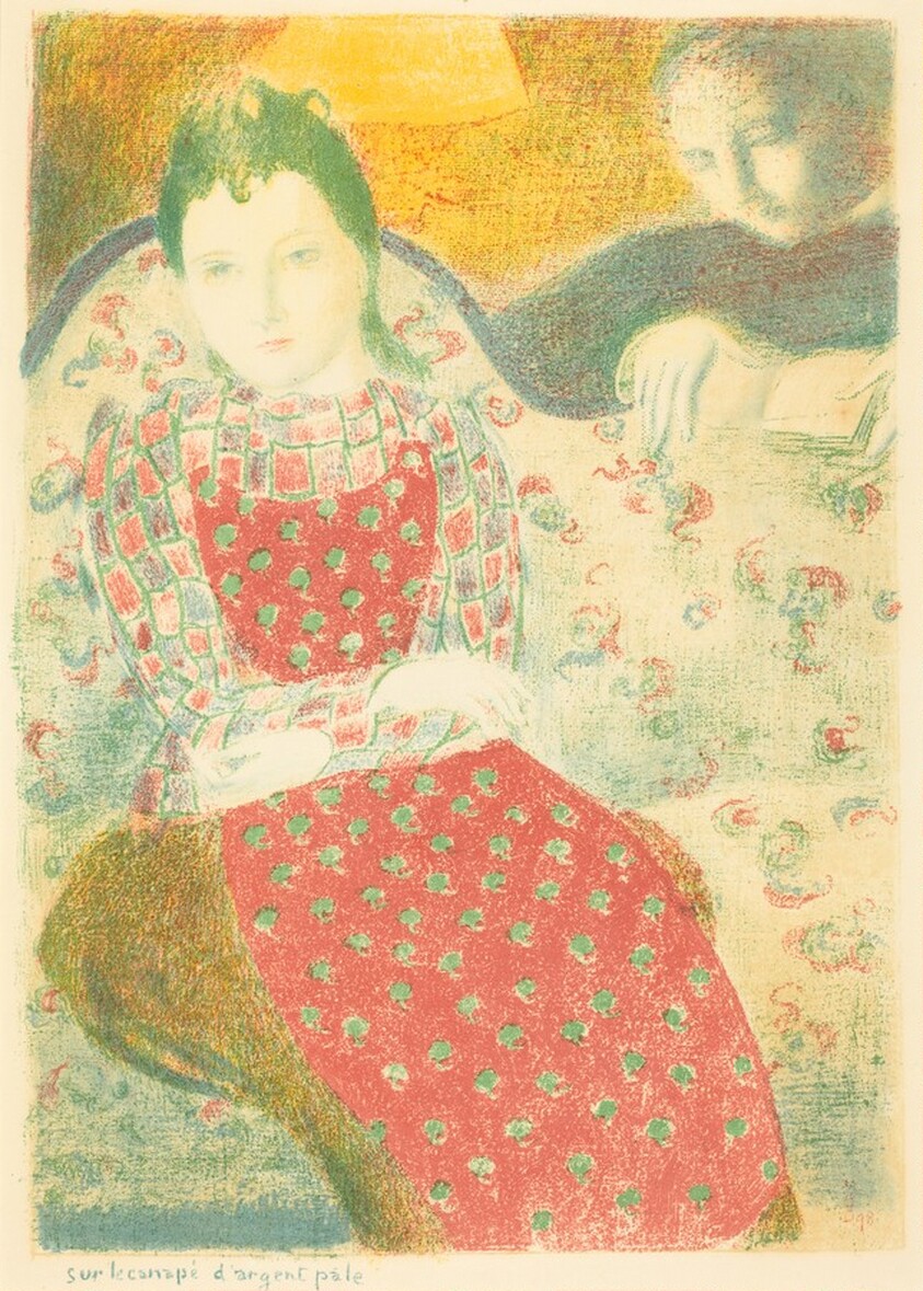 Sur le canapé d'argent pâle