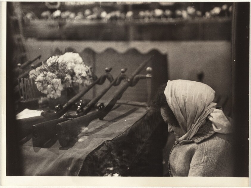Woman with guns, Paris
