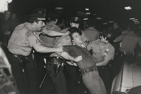 A demonstrator refused to stop blocking traffic. The police removed him bodily, New York City