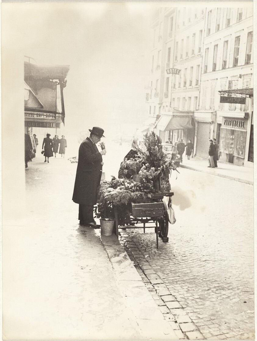 Man buying flowers, Paris