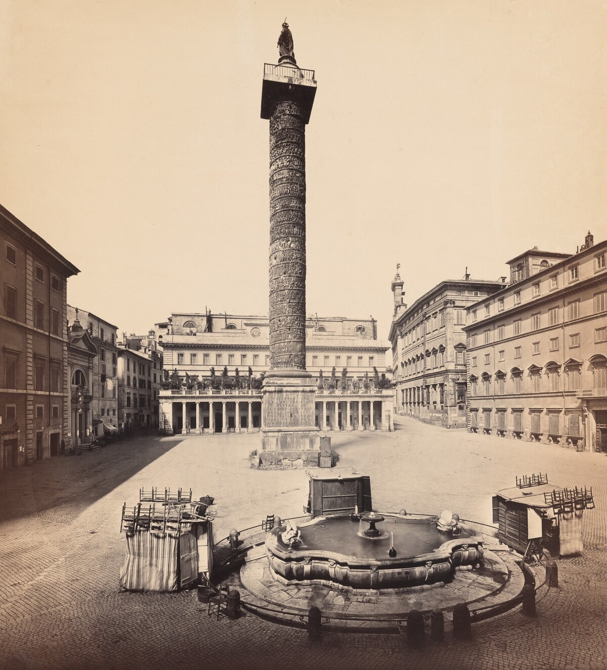 Piazza Colonna, Column of Marcus Aurelius and Chigi Palace