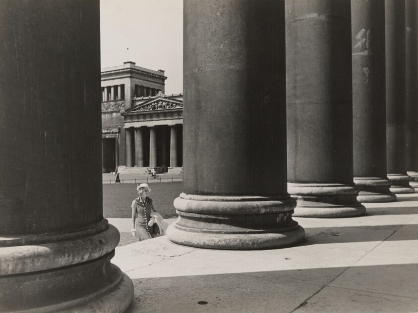 München, Blick durch die Säulenwerke der Glyptothek auf die Propyläen (Munich, View Through the Pillars of the Glyptothek to the Propylaea)