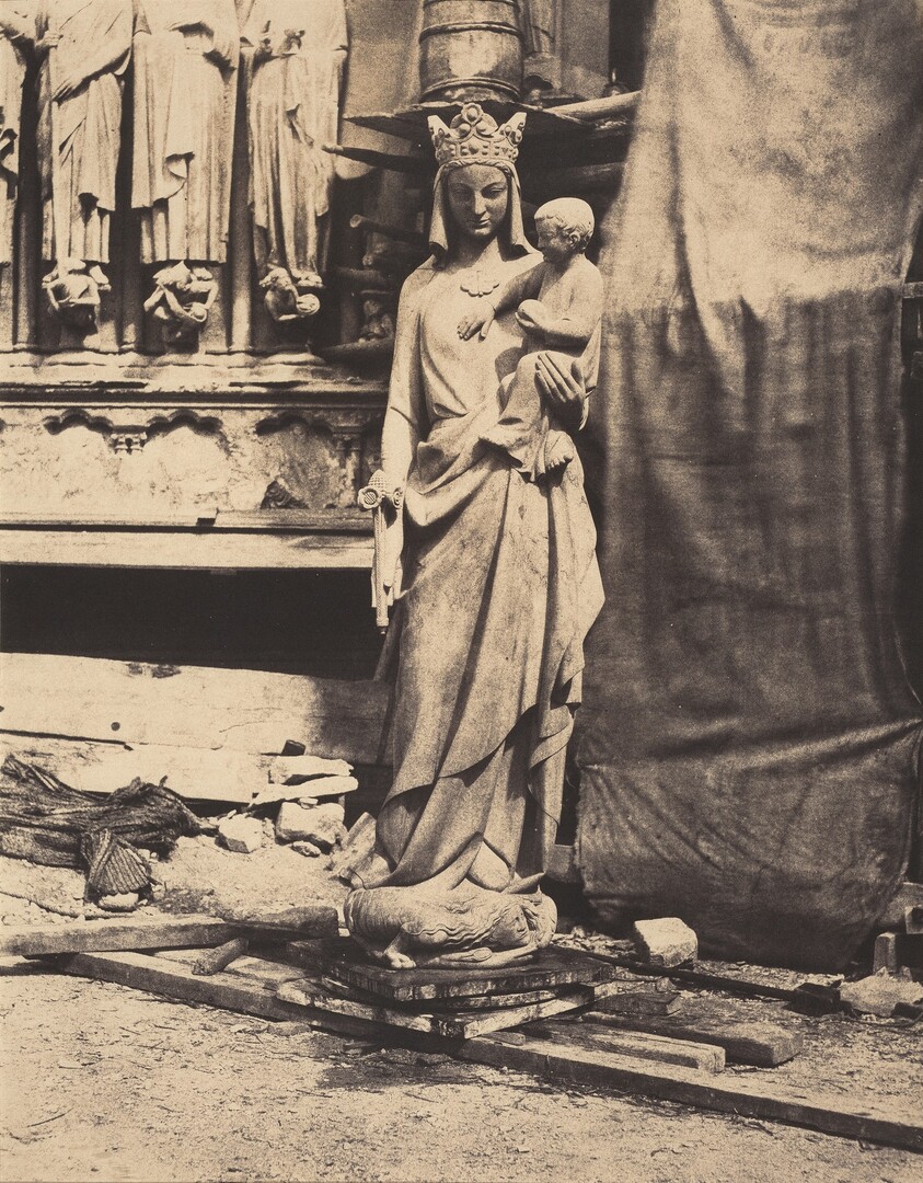 Vierge à l'enfant sculptée par Geoffroy-Dechaume, chantier de la cathédrale Notre-Dame, Paris (Madonna and Child, sculpted by Geoffroy-Dechaume, Notre-Dame Cathedral, Paris)