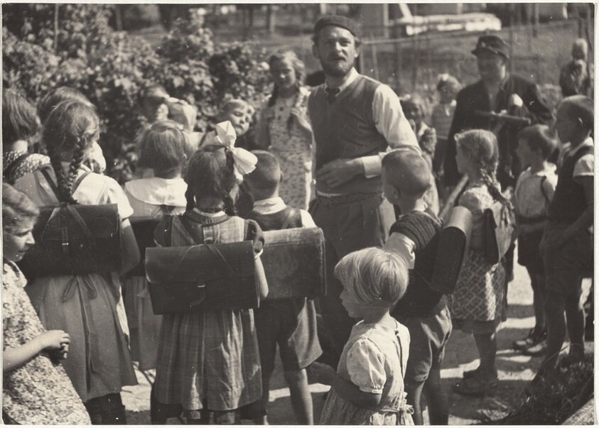 Actor among children--Filming "Steibruch"