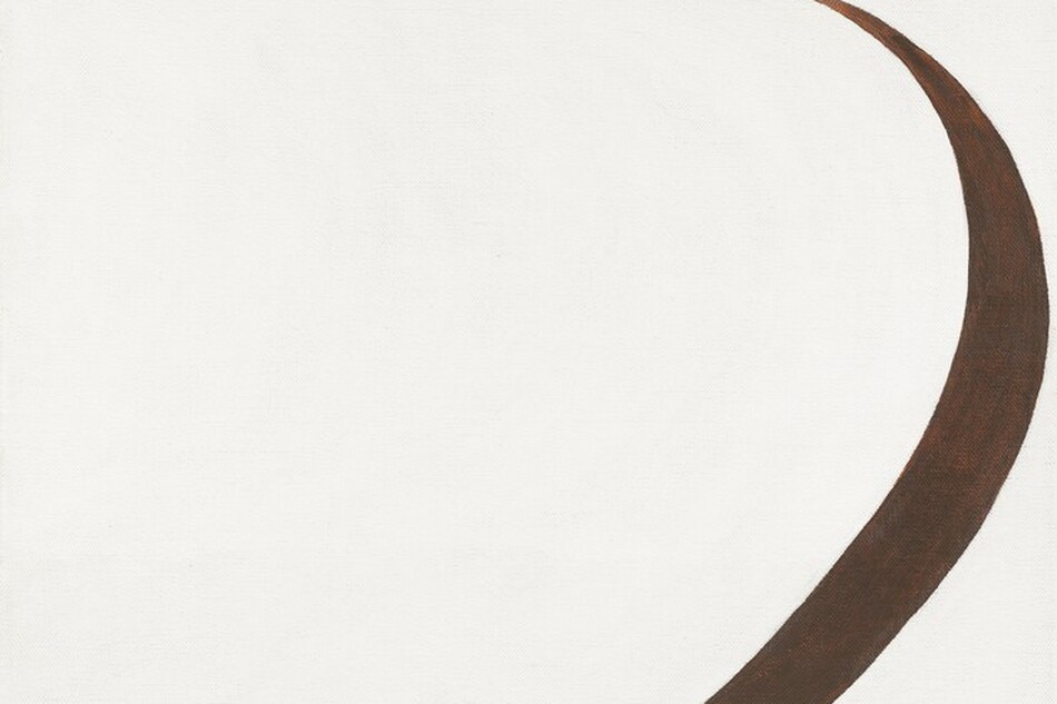 A single black line swells and tapers as it curves from the upper left corner of this white canvas across to the right edge, and back to near the lower left corner in this abstract painting. The line makes a short, bracket-like form at the upper left before the large curve, like the belly of a capital D, spans the rest of the height of the canvas.  