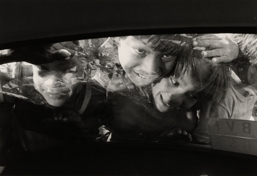 Niños en mi coche, Juchitán, México (Kids on My Car, Juchitán, Mexico)